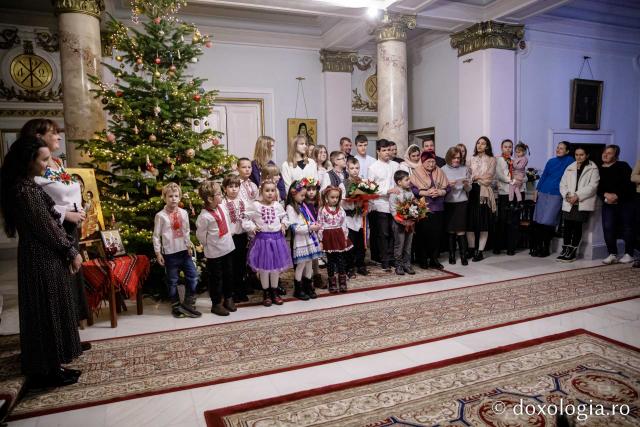 (Foto) Grup de ucraineni – Colindători la Reședința Mitropolitană 2022   