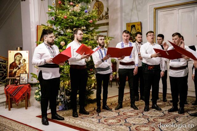 (Foto) Psalții Catedralei – Colindători la Reședința Mitropolitană 2022   