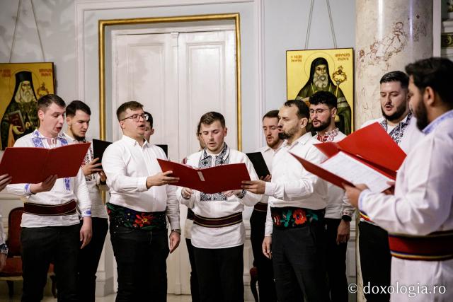 (Foto) Psalții Catedralei – Colindători la Reședința Mitropolitană 2022   