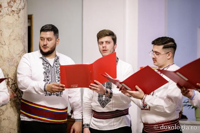 (Foto) Psalții Catedralei – Colindători la Reședința Mitropolitană 2022   
