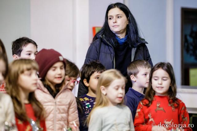 (Foto) Școala „Ștefan Bârsănescu” Iași, clasa I – Colindători la Reședința Mitropolitană 2022
