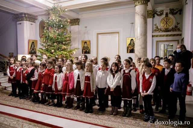 (Foto) Sc. Gh. Asachi - cls. pregătitoare + clasa I – Colindători la Reședința Mitropolitană 2022