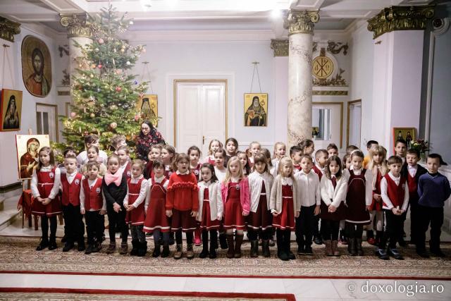 (Foto) Sc. Gh. Asachi - cls. pregătitoare + clasa I – Colindători la Reședința Mitropolitană 2022