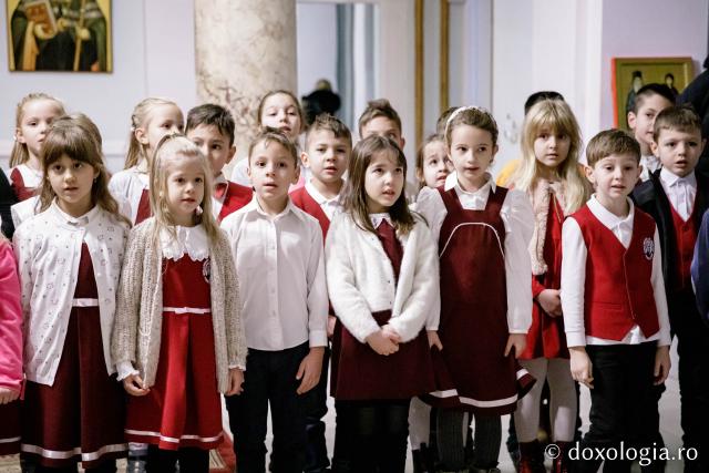 (Foto) Sc. Gh. Asachi - cls. pregătitoare + clasa I – Colindători la Reședința Mitropolitană 2022