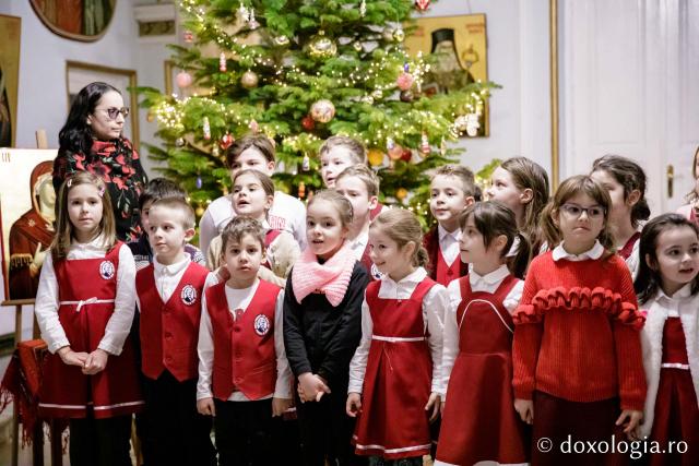 (Foto) Sc. Gh. Asachi - cls. pregătitoare + clasa I – Colindători la Reședința Mitropolitană 2022
