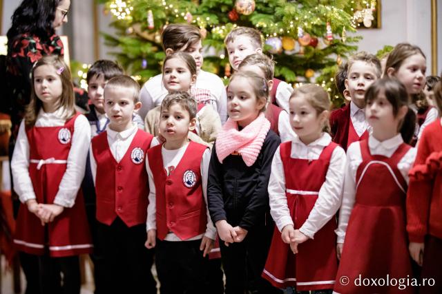 (Foto) Sc. Gh. Asachi - cls. pregătitoare + clasa I – Colindători la Reședința Mitropolitană 2022