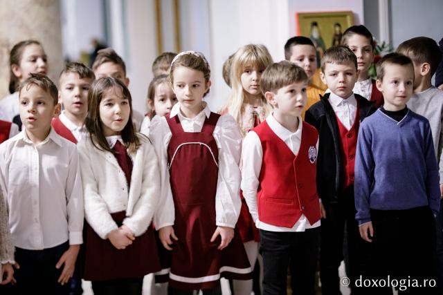 (Foto) Sc. Gh. Asachi - cls. pregătitoare + clasa I – Colindători la Reședința Mitropolitană 2022