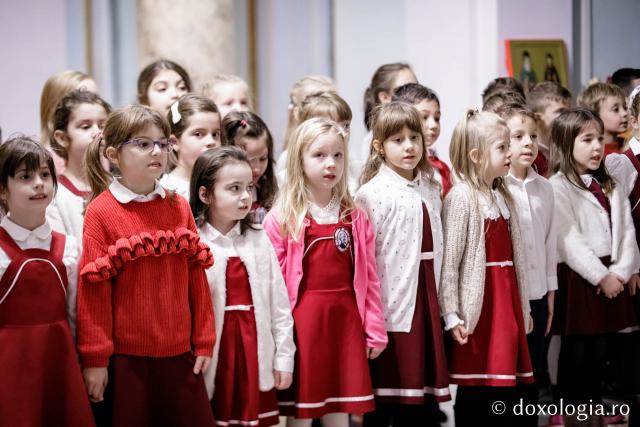 (Foto) Sc. Gh. Asachi - cls. pregătitoare + clasa I – Colindători la Reședința Mitropolitană 2022