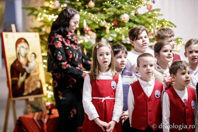 (Foto) Sc. Gh. Asachi - cls. pregătitoare + clasa I – Colindători la Reședința Mitropolitană 2022