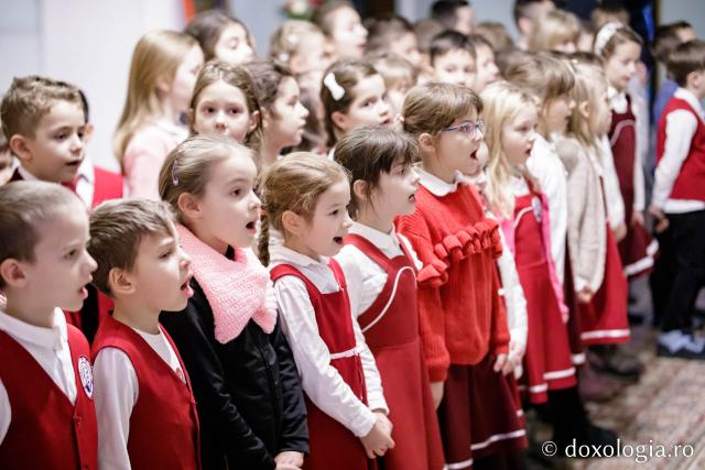 (Foto) Sc. Gh. Asachi - cls. pregătitoare + clasa I – Colindători la Reședința Mitropolitană 2022