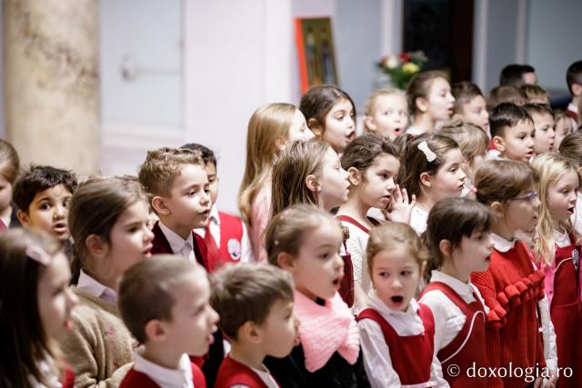 (Foto) Sc. Gh. Asachi - cls. pregătitoare + clasa I – Colindători la Reședința Mitropolitană 2022