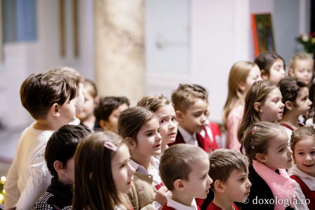 (Foto) Sc. Gh. Asachi - cls. pregătitoare + clasa I – Colindători la Reședința Mitropolitană 2022