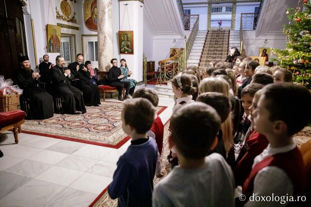 (Foto) Sc. Gh. Asachi - cls. pregătitoare + clasa I – Colindători la Reședința Mitropolitană 2022