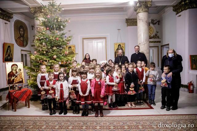 (Foto) Sc. Gh. Asachi - cls. pregătitoare + clasa I – Colindători la Reședința Mitropolitană 2022