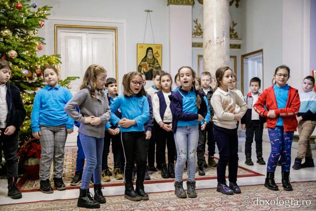 (Foto) Școala „Titu Maiorescu” Iași, clasa I – Colindători la Reședința Mitropolitană 2022