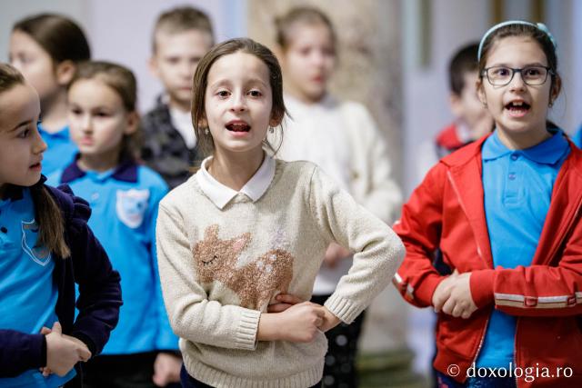 (Foto) Școala „Titu Maiorescu” Iași, clasa I – Colindători la Reședința Mitropolitană 2022