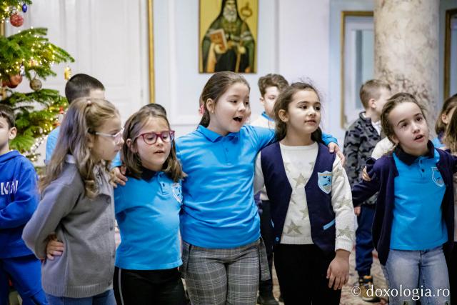 (Foto) Școala „Titu Maiorescu” Iași, clasa I – Colindători la Reședința Mitropolitană 2022