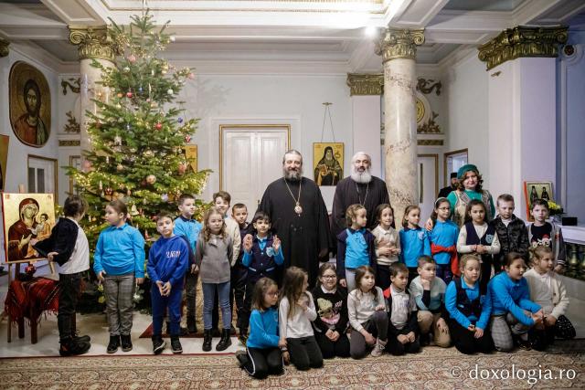 (Foto) Școala „Titu Maiorescu” Iași, clasa I – Colindători la Reședința Mitropolitană 2022