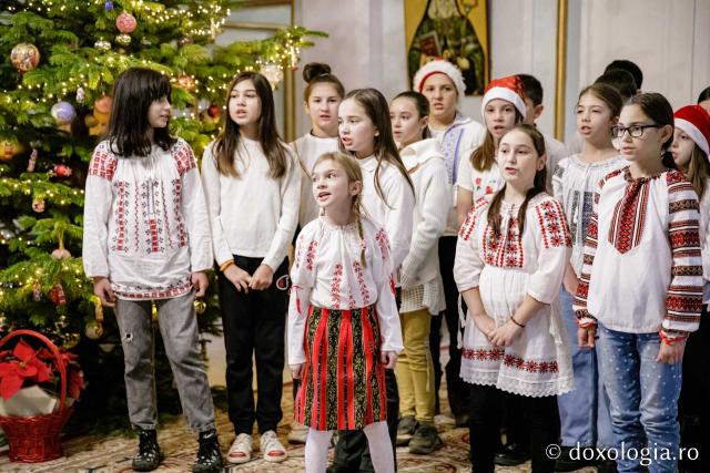(Foto) Școala „Veronica Micle” Iași, clasa a IV-a – Colindători la Reședința Mitropolitană 2022