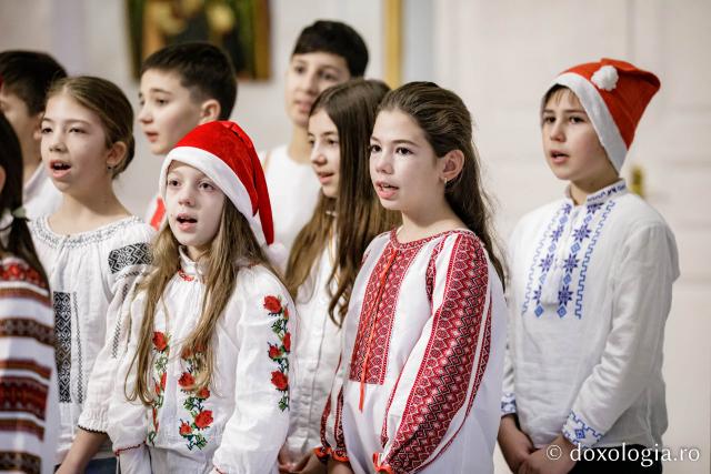 (Foto) Școala „Veronica Micle” Iași, clasa a IV-a – Colindători la Reședința Mitropolitană 2022