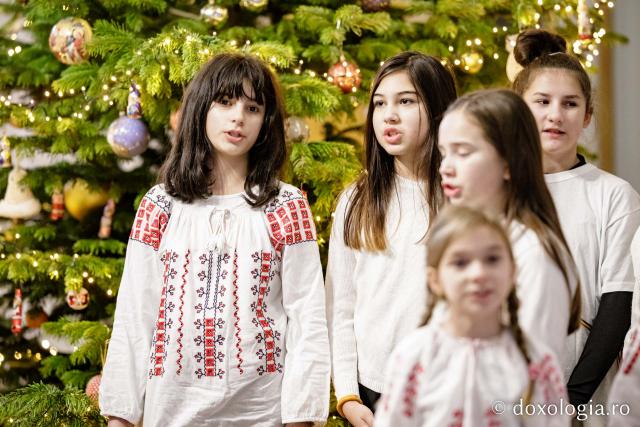 (Foto) Școala „Veronica Micle” Iași, clasa a IV-a – Colindători la Reședința Mitropolitană 2022