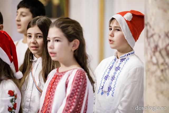 (Foto) Școala „Veronica Micle” Iași, clasa a IV-a – Colindători la Reședința Mitropolitană 2022