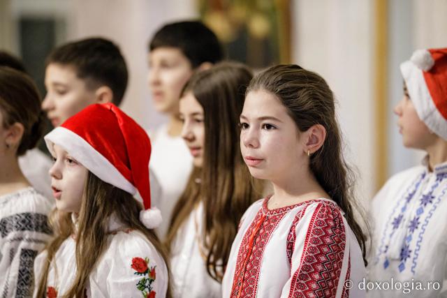(Foto) Școala „Veronica Micle” Iași, clasa a IV-a – Colindători la Reședința Mitropolitană 2022