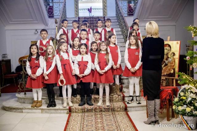 (Foto) Școala „Carol I” Iași, clasa I C – Colindători la Reședința Mitropolitană 2022 