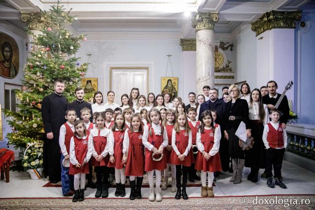 (Foto) Școala „Carol I” Iași, clasa I C – Colindători la Reședința Mitropolitană 2022 