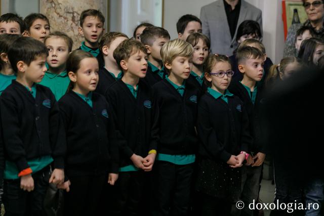 (Foto) Școala EuroEd – Colindători la Reședința Mitropolitană 2022