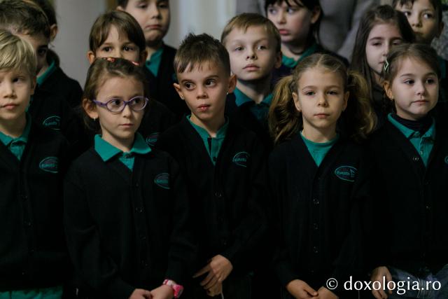 (Foto) Școala EuroEd – Colindători la Reședința Mitropolitană 2022