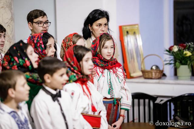 (Foto) Școala Gâștești, Pașcani – Colindători la Reședința Mitropolitană 2022   