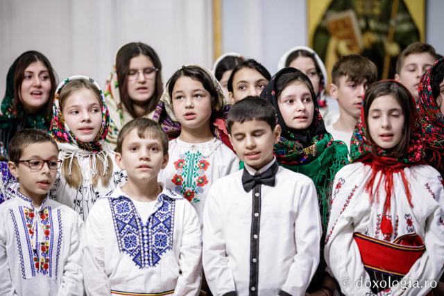 (Foto) Școala Gâștești, Pașcani – Colindători la Reședința Mitropolitană 2022   