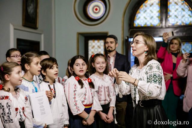 (Foto) Școala „Ion Simionescu”  – Colindători la Reședința Mitropolitană 2022