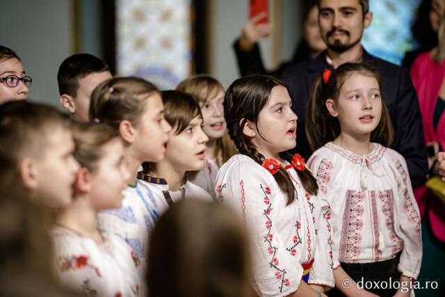 (Foto) Școala „Ion Simionescu” din Iași – Colindători la Reședința Mitropolitană 2022