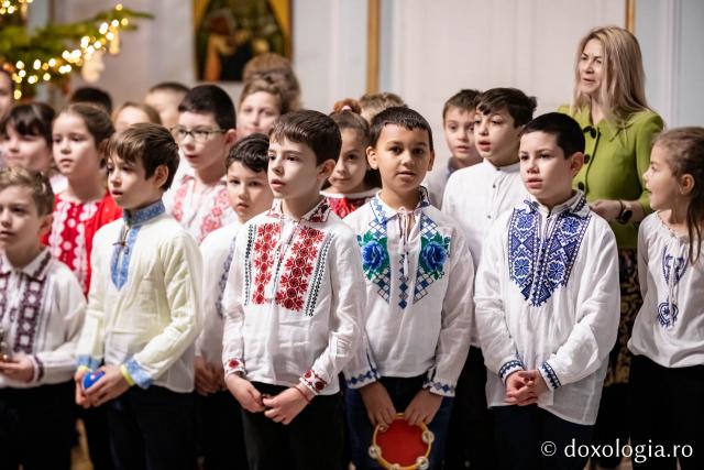 (Foto) Scoala Ion Simionescu, cl. a II-a – Colindători la Reședința Mitropolitană 2022