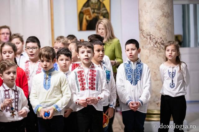 (Foto) Scoala Ion Simionescu, cl. a II-a – Colindători la Reședința Mitropolitană 2022