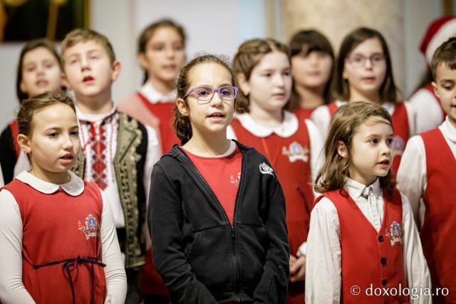 (Foto) Școala primară „Carol I” Iași – Colindători la Reședința Mitropolitană 2022