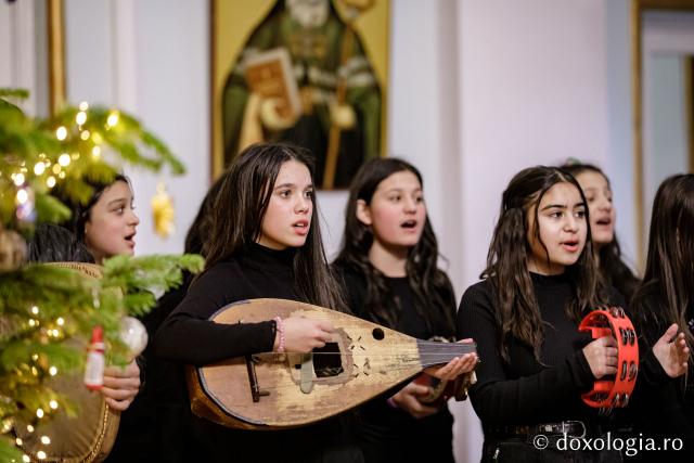 (Foto) Școala Slobozia – Colindători la Reședința Mitropolitană 2022