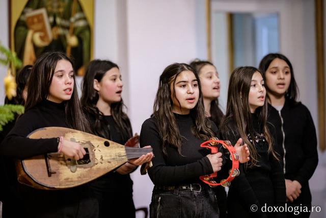 (Foto) Școala Slobozia – Colindători la Reședința Mitropolitană 2022