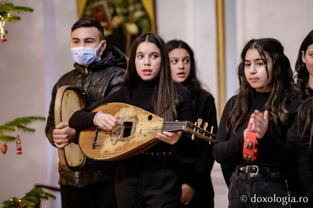 (Foto) Școala Slobozia – Colindători la Reședința Mitropolitană 2022