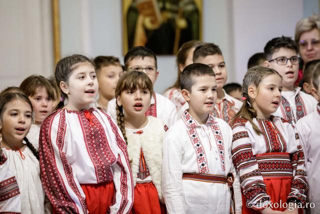 (Foto) Școala Tomești, clasa a III-a – Colindători la Reședința Mitropolitană 2022