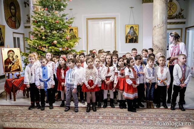 (Foto) Școala „Vasile Conta” Iași, clasele pregătitoare A și B – Colindători la Reședința Mitropolitană 2022