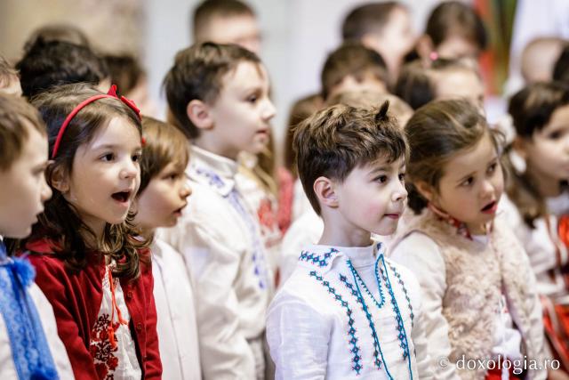 (Foto) Școala „Vasile Conta” Iași, clasele pregătitoare A și B – Colindători la Reședința Mitropolitană 2022