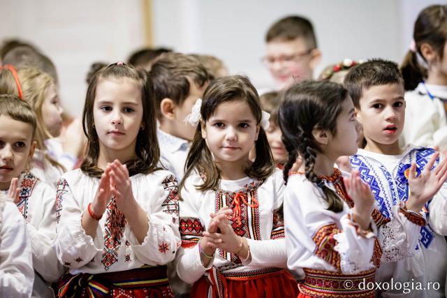 (Foto) Școala „Vasile Conta” Iași, clasele pregătitoare A și B – Colindători la Reședința Mitropolitană 2022