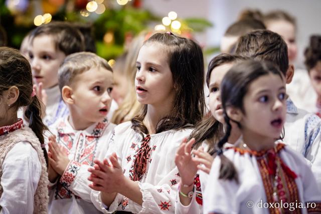 (Foto) Școala „Vasile Conta” Iași, clasele pregătitoare A și B – Colindători la Reședința Mitropolitană 2022