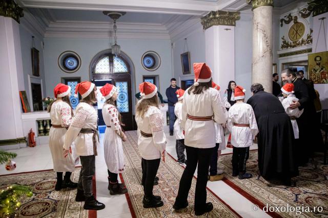 (Foto) Școala Vasile Pavelcu Iași – Colindători la Reședința Mitropolitană 2022