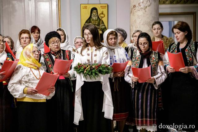 (Foto) Societatea Ortodoxă a Femeilor din România – Colindători la Reședința Mitropolitană 2022   