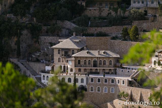 (Foto) Pași de pelerin la Coliba „Adormirea Maicii Domnului” de la Sfânta Ana Mică – Athos