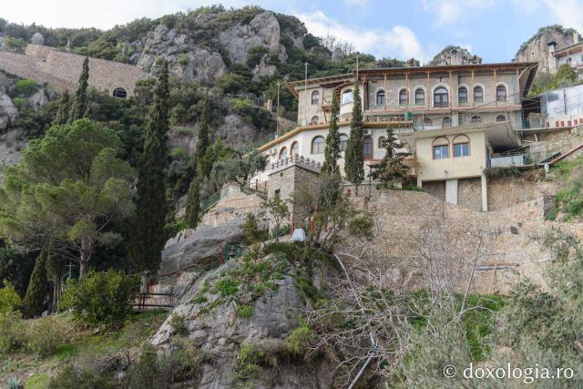 (Foto) Pași de pelerin la Coliba „Adormirea Maicii Domnului” de la Sfânta Ana Mică – Athos